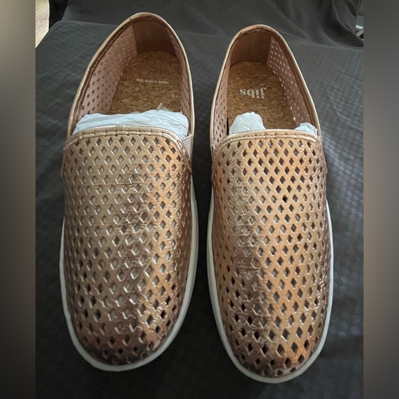 Jibs Classic Rose Gold Diamond Perforated Leather, Natural Cork Slip-Ons; Size 7 - Picture 3 of 11